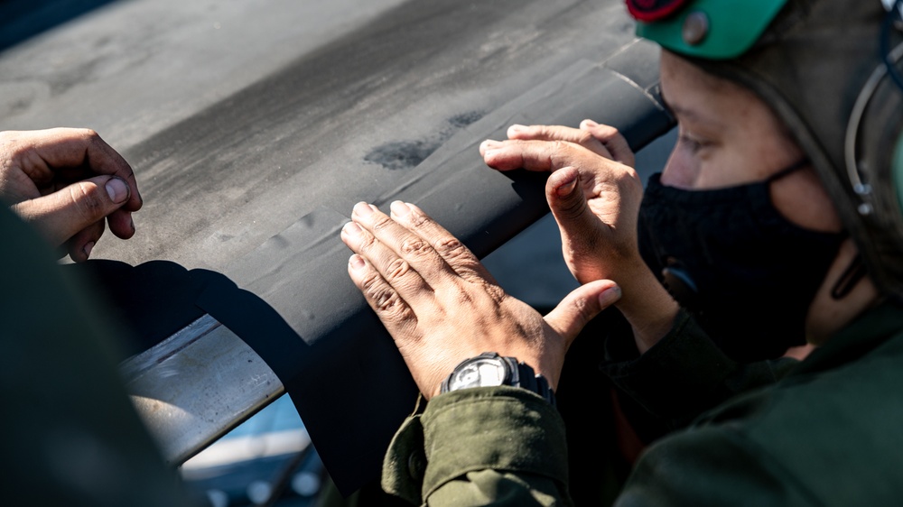 15th MEU aviation Marines maintain CH-53Es