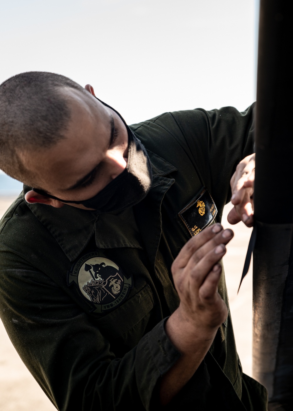 15th MEU aviation Marines maintain CH-53Es