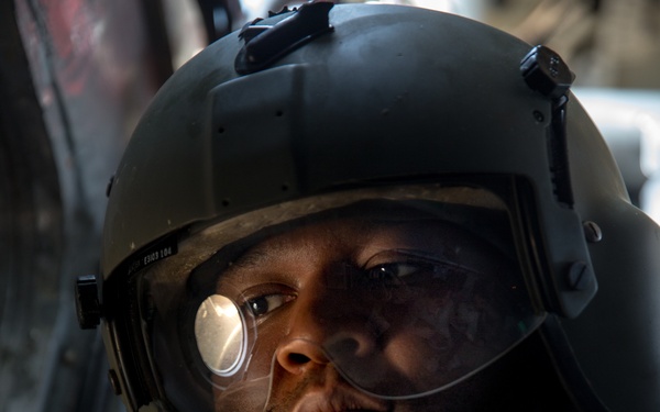 15th MEU Marines, Sailors land in LCACs for training ashore
