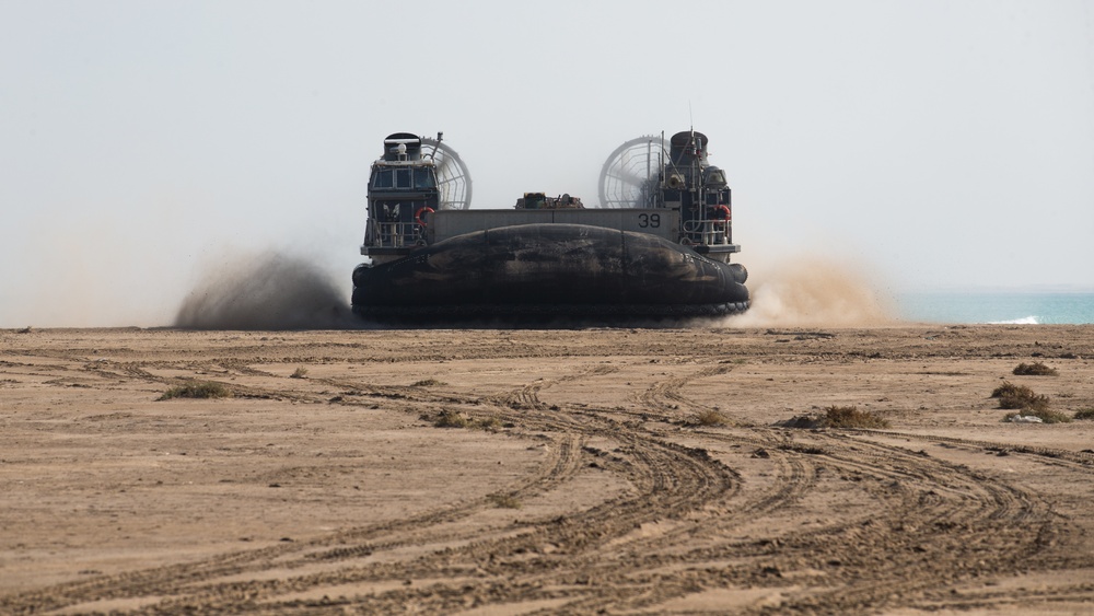 15th MEU Marines, Sailors land in LCACs for training ashore