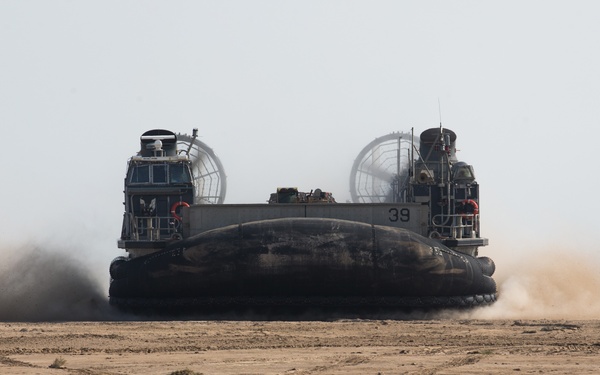 15th MEU Marines, Sailors land in LCACs for training ashore