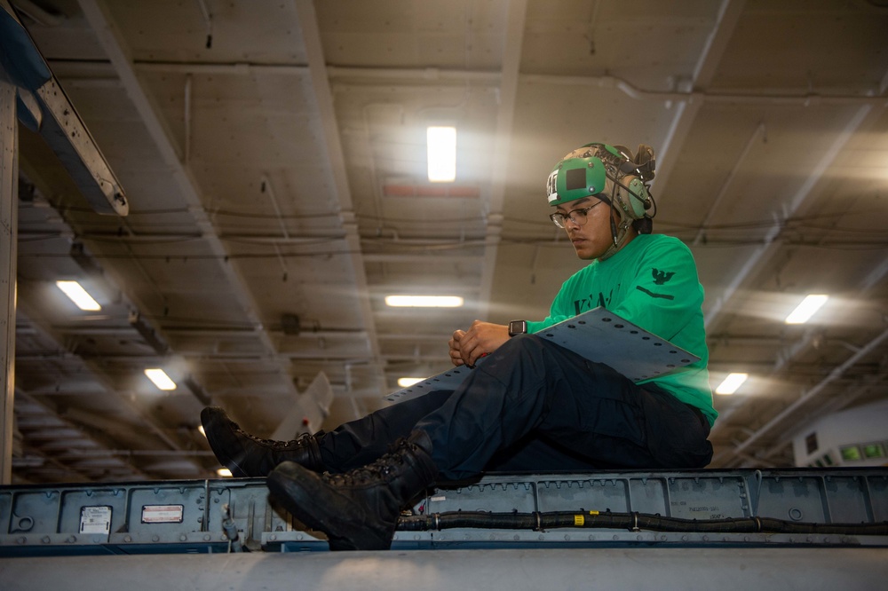 USS Harry S. Truman (CVN 75) transits the Atlantic Ocean