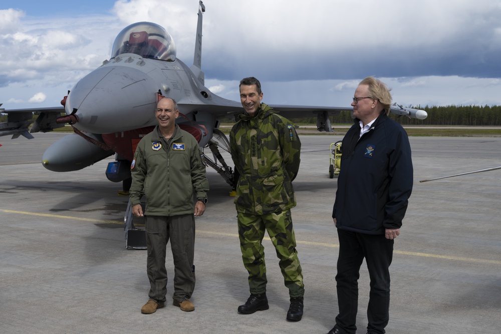 USAFE commander visits Kallax AB during ACE21