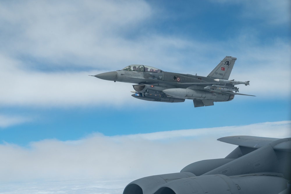 Turkish F-16D intercepts B-52