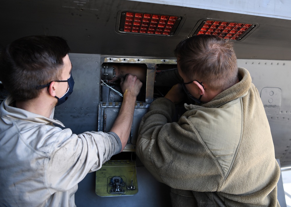 Luke AFB Airmen Maintain F-16