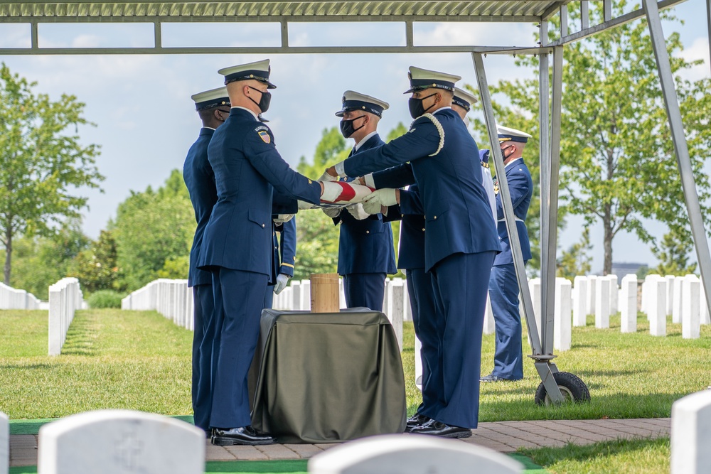 Lt. j.g. Morgan Garrett laid to rest at Arlington National Cemetery