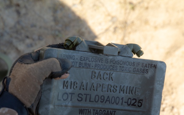 15th MEU Marines, Sailors conduct Claymore mine training