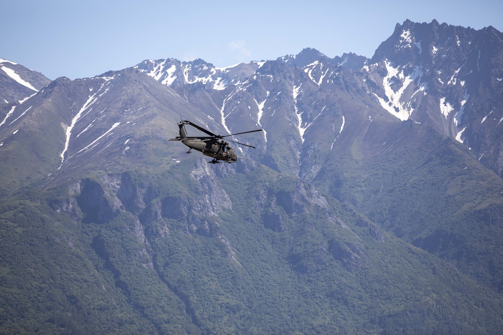 Alaska National Guard continues to assist search for hiker on Pioneer Peak