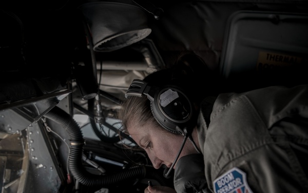 100 ARW provides fuel over the Arctic