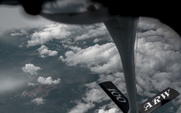 100 ARW provides fuel over the Arctic
