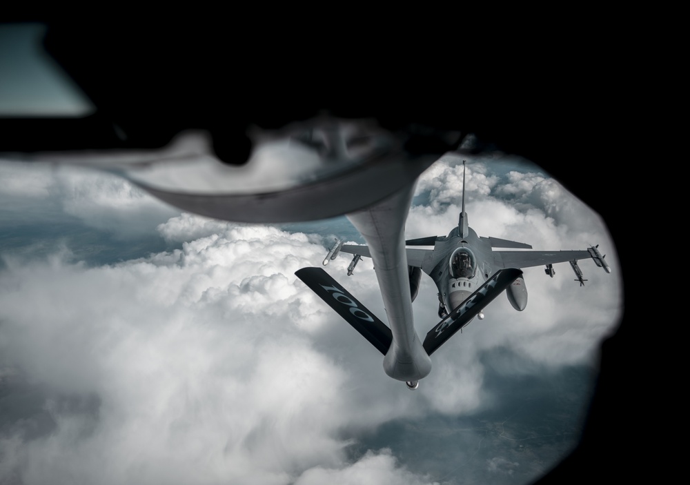 100 ARW provides fuel over the Arctic
