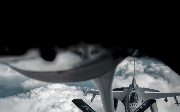 100 ARW provides fuel over the Arctic