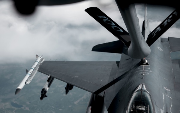 100 ARW provides fuel over the Arctic