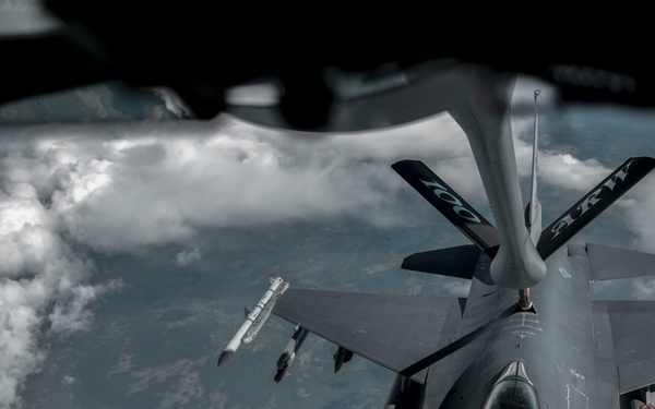 100 ARW provides fuel over the Arctic
