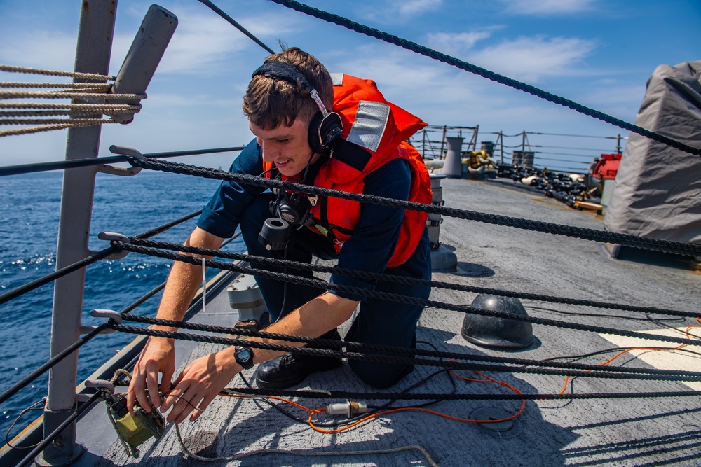 USS Mahan (DDG 72) Conducts Replenishment-At-Sea