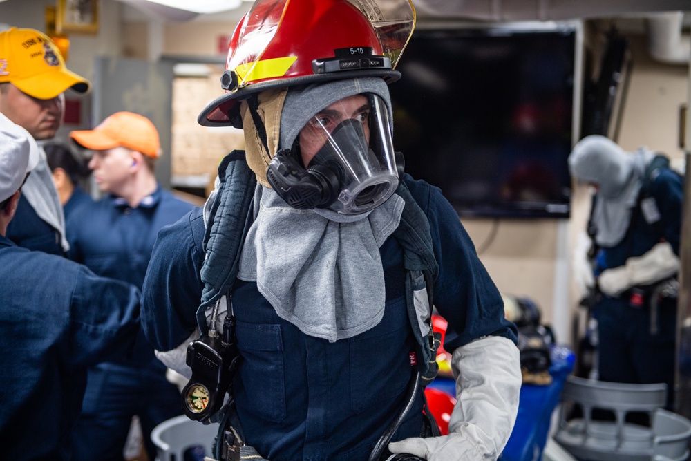 USS Mahan (DDG 72) Conducts General Quarters Drills