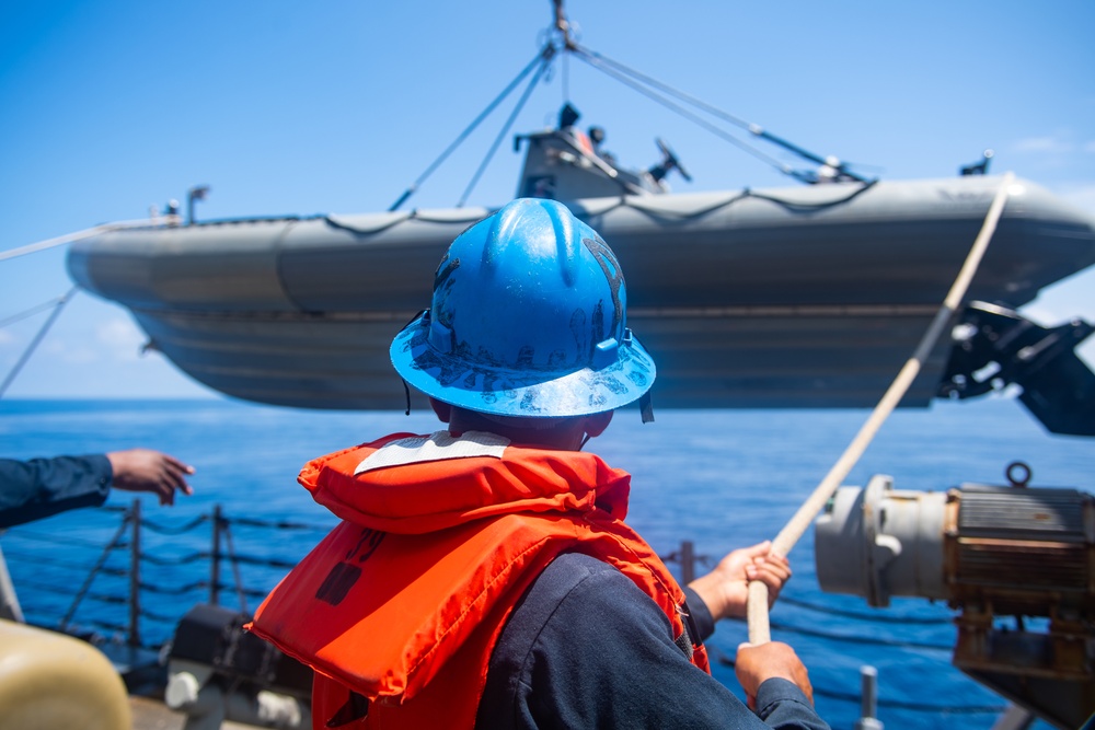 USS Mahan (DDG 72) Conducts Boat Ops