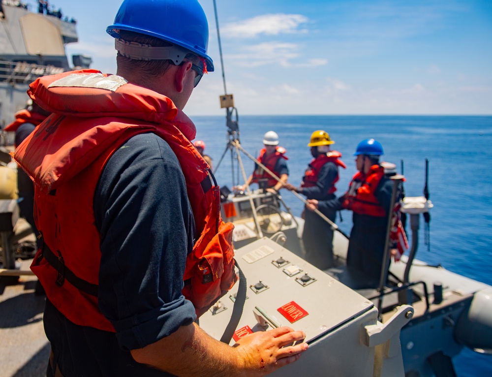 USS Mahan (DDG 72) Conducts Boat Ops