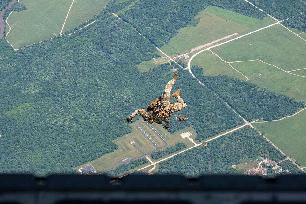 Guardsmen and Reservists use the Army's new parachute system