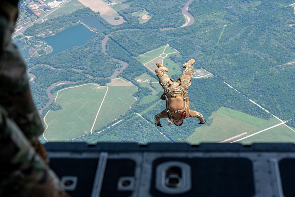 Guardsmen and Reservists use the Army's new parachute system