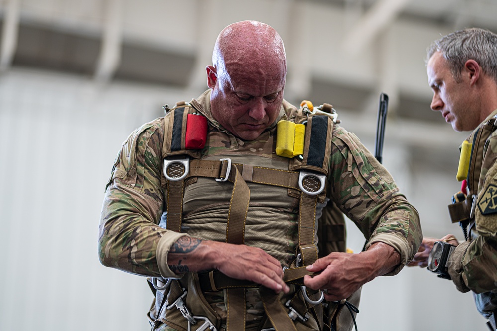 Guardsmen and Reservists use the Army's new parachute system