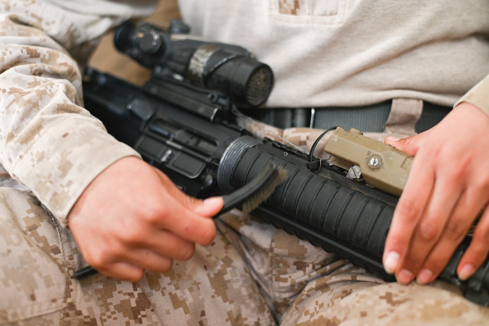 15th MEU Marines, Sailors clean weapons