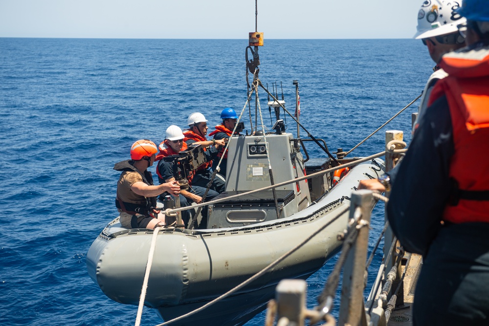 USS Mahan Preforms Small Boat Ops