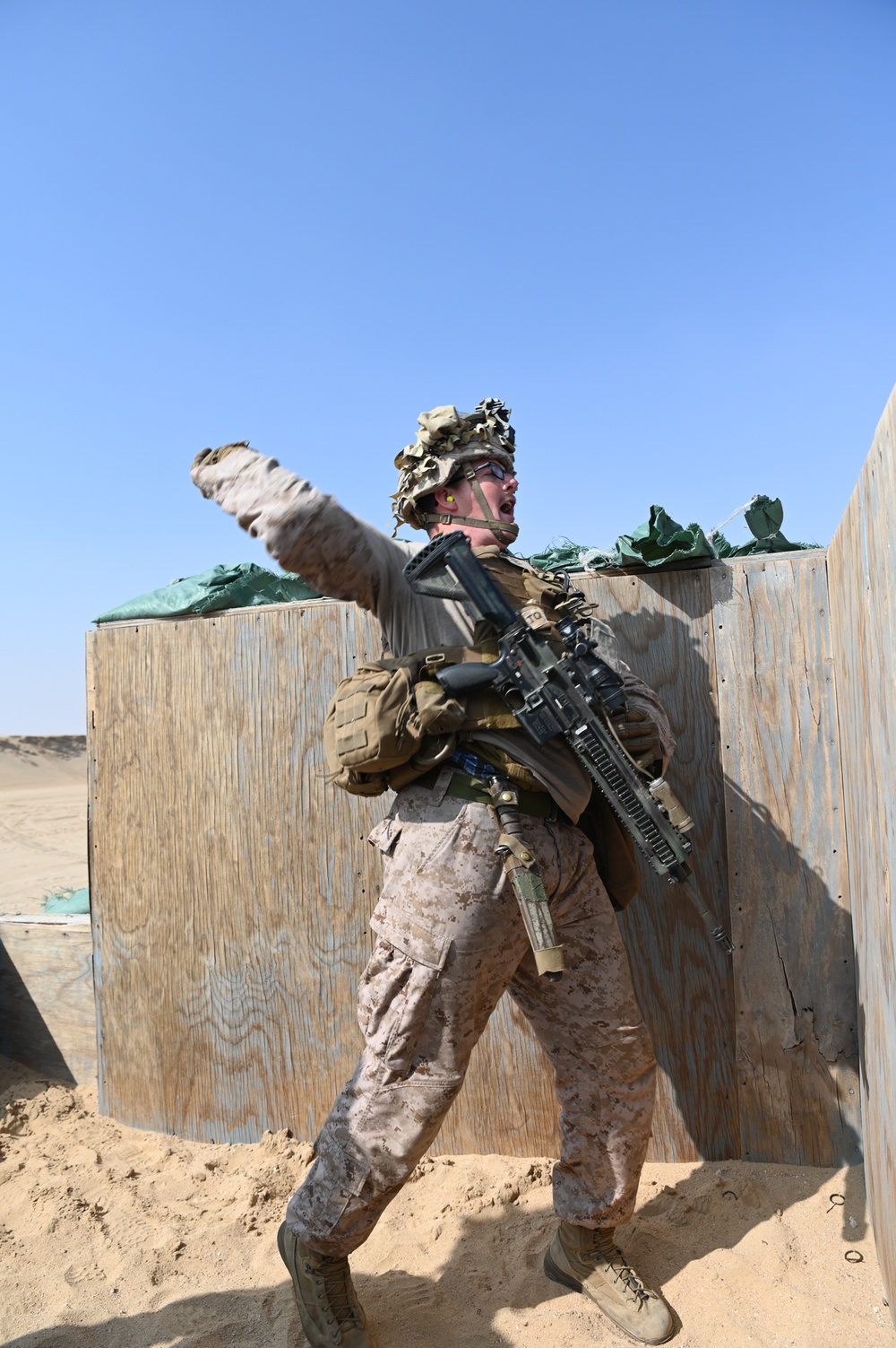 15th MEU Marines, Sailors train with grenades