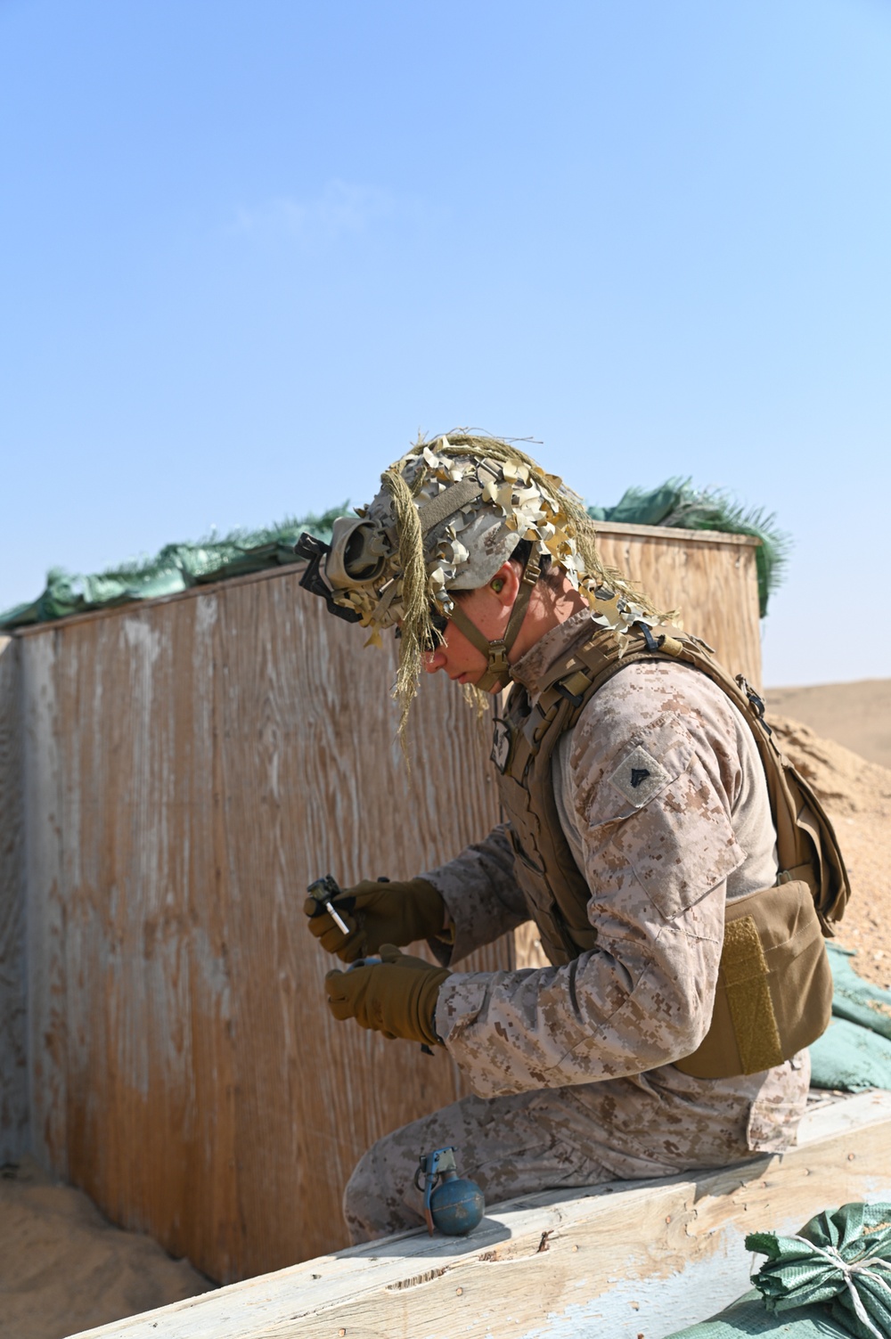 15th MEU Marines, Sailors train with grenades