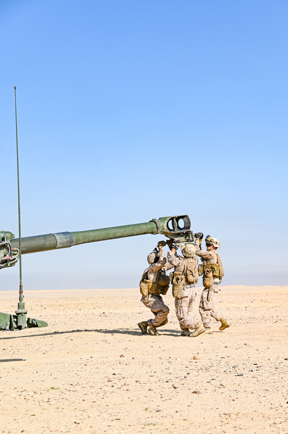 15th MEU Marines, Sailors fire Howitzer