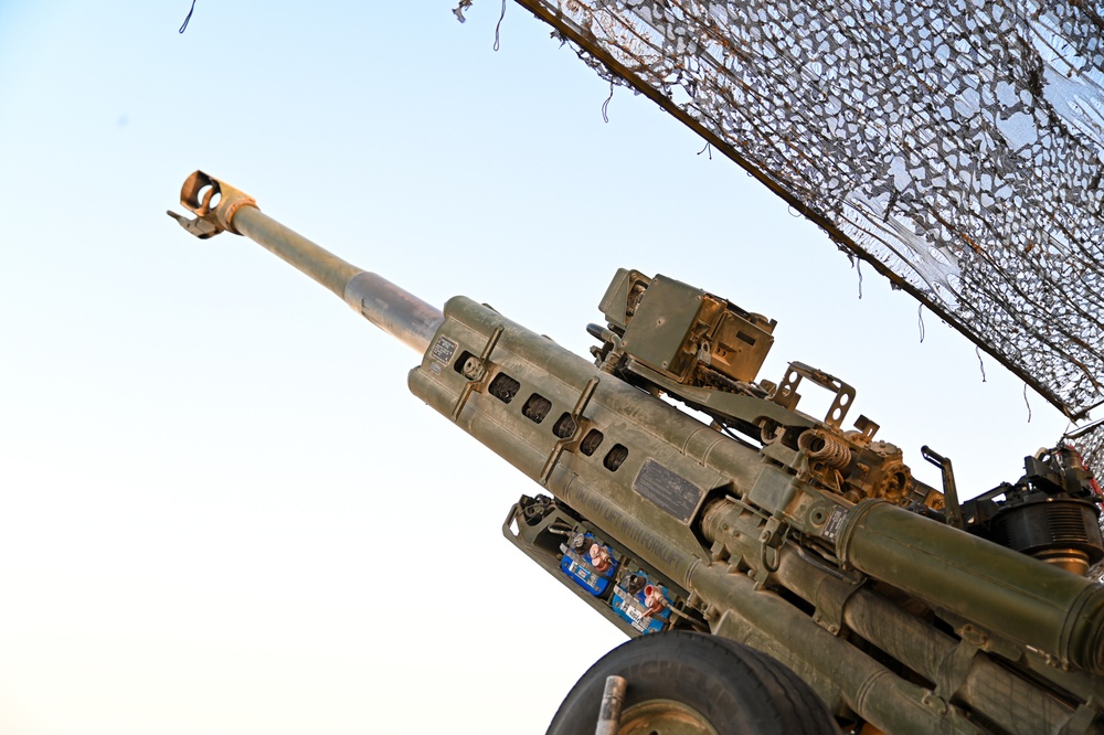 15th MEU Marines, Sailors fire Howitzer