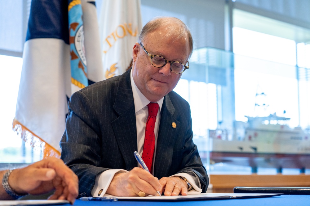 Coast Guard Commandant and NTSB Chairman sign Memorandum of Understanding