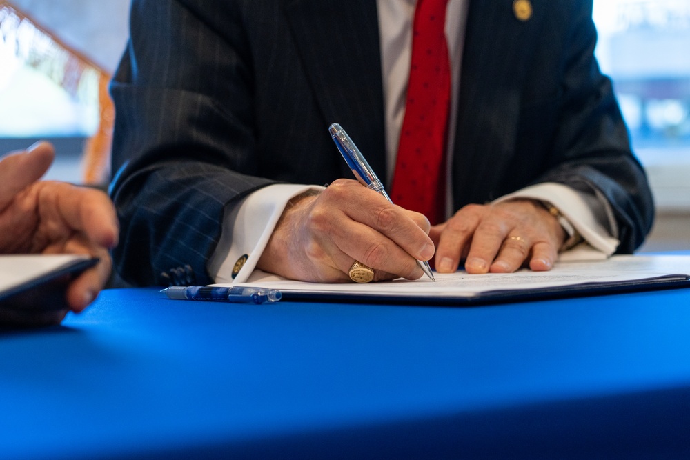 Coast Guard Commandant and NTSB Chairman sign Memorandum of Understanding