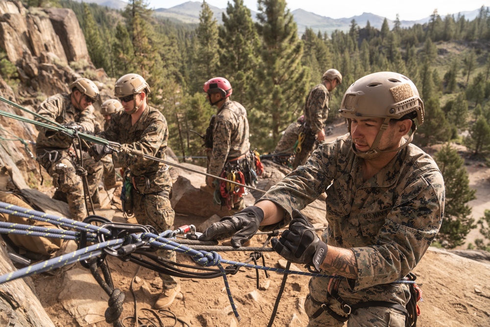 Mountain Medicine students practice rope skills