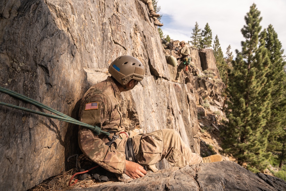 Mountain Medicine students practice rope skills