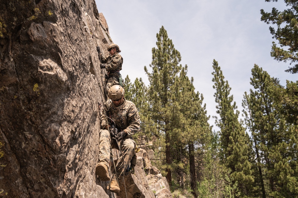 Mountain Medicine students practice rope skills