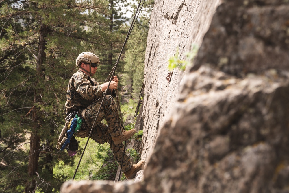 Mountain Medicine students practice rope skills