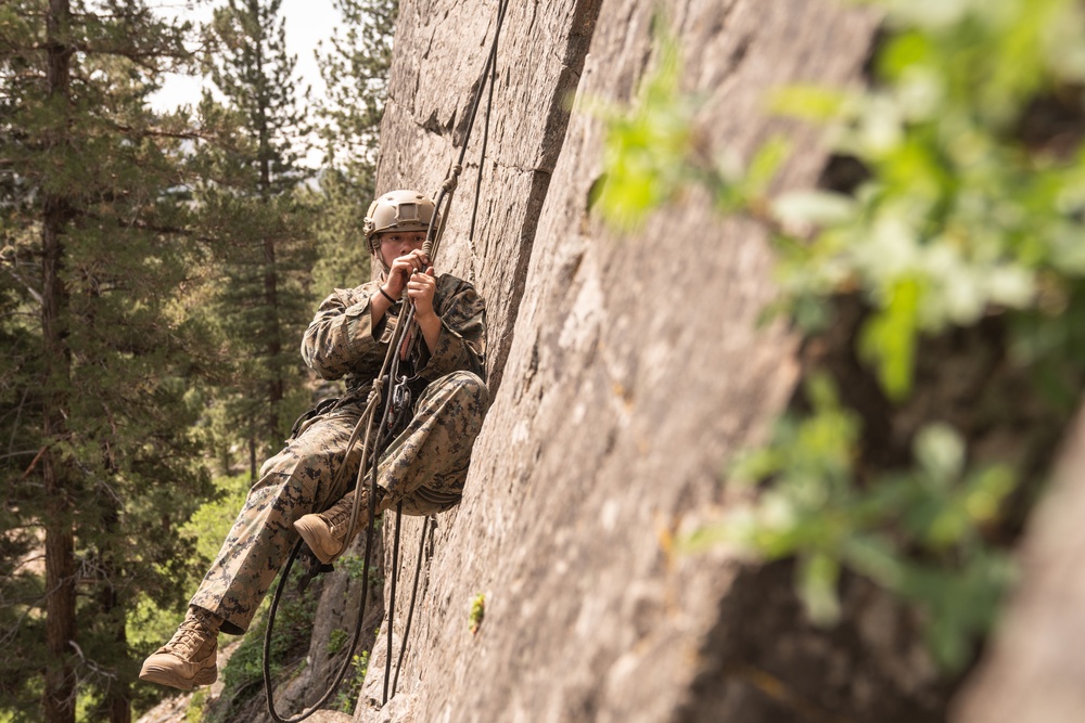 Mountain Medicine students practice rope skills
