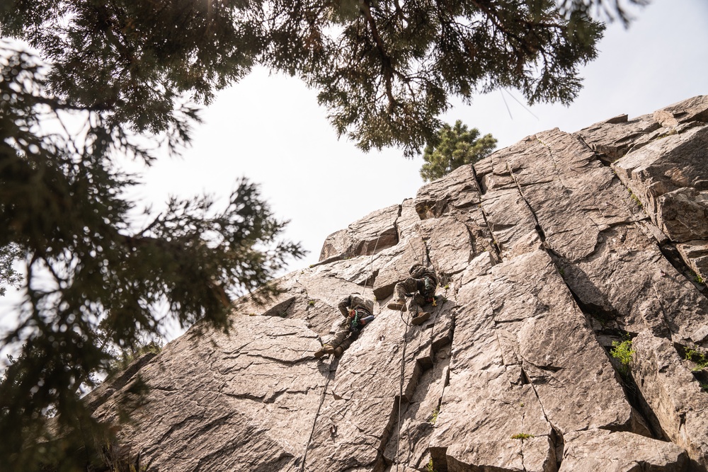 Mountain Medicine students practice rope skills