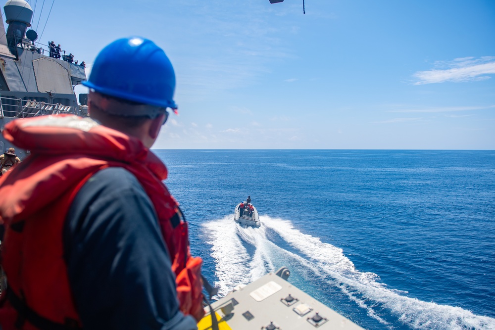 USS Mahan (DDG 72) Conducts Boat Ops