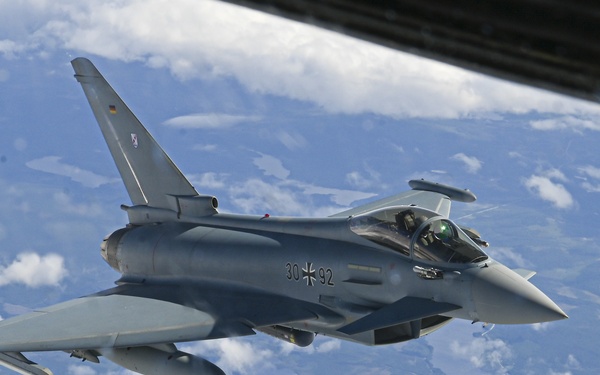 100 ARW provides fuel over the arctic