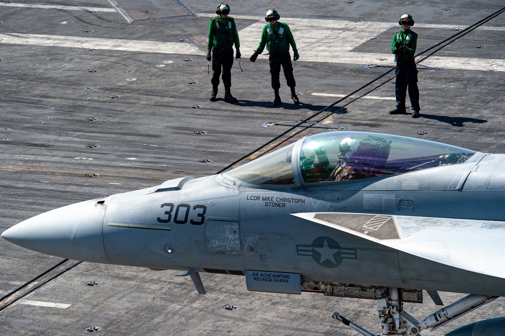 F/A-18E Super Hornet Taxis on USS Carl Vinson Flight Deck