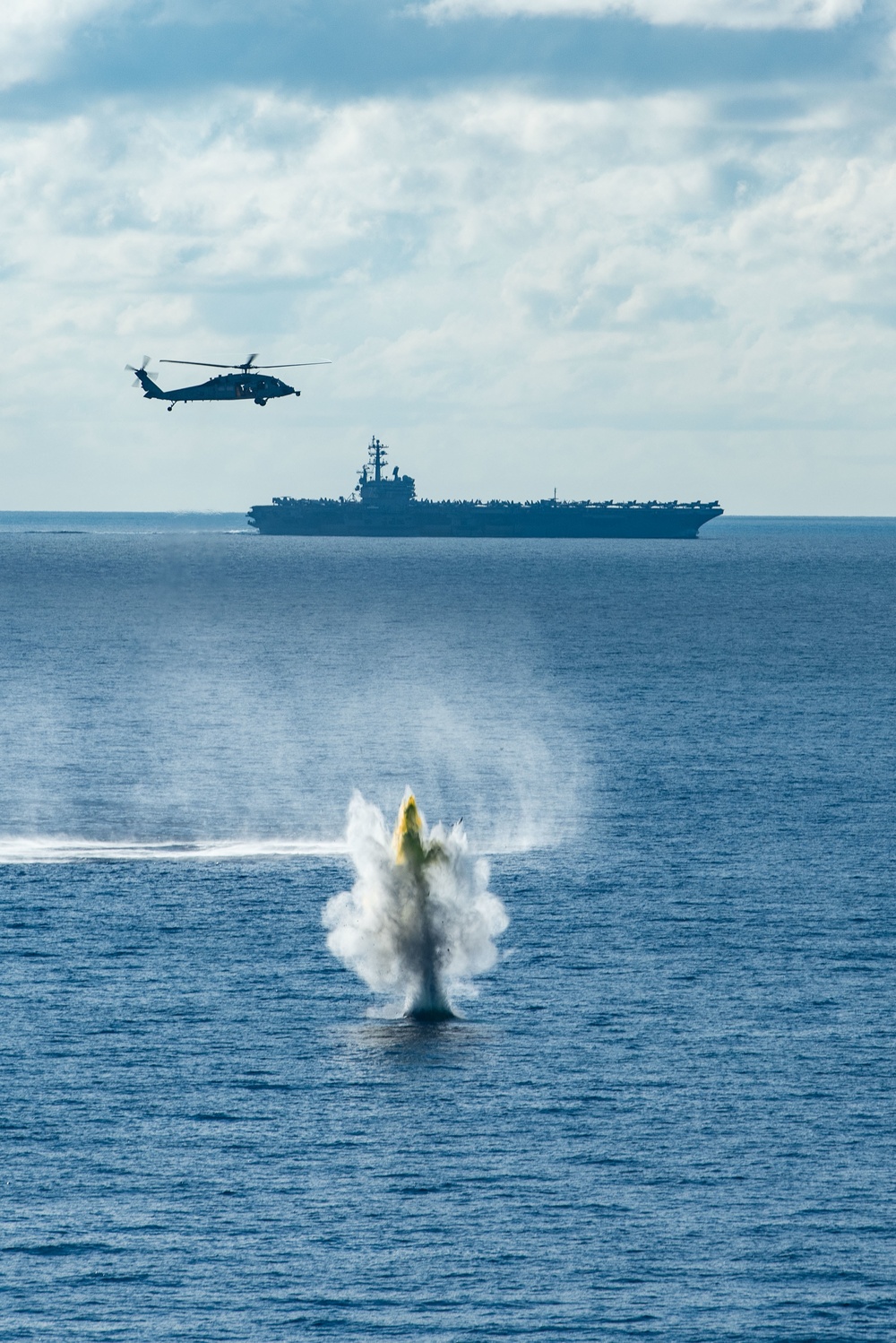 USS Ronald Reagan, EODMU 5 Conduct Floating Mine Response Training