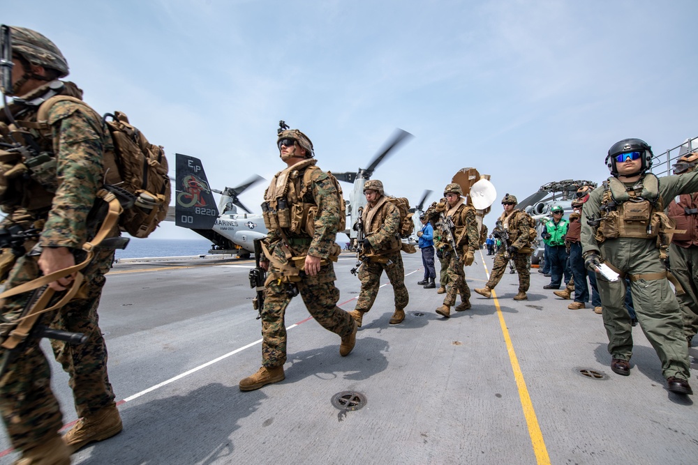 USS America (LHA 6) Conducts Helicopter Raid Exercise