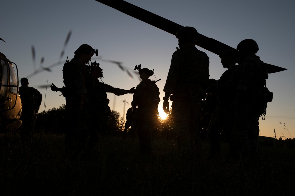 1st Combat Aviation Brigade Soldiers Train with Joint-Nation Special Forces