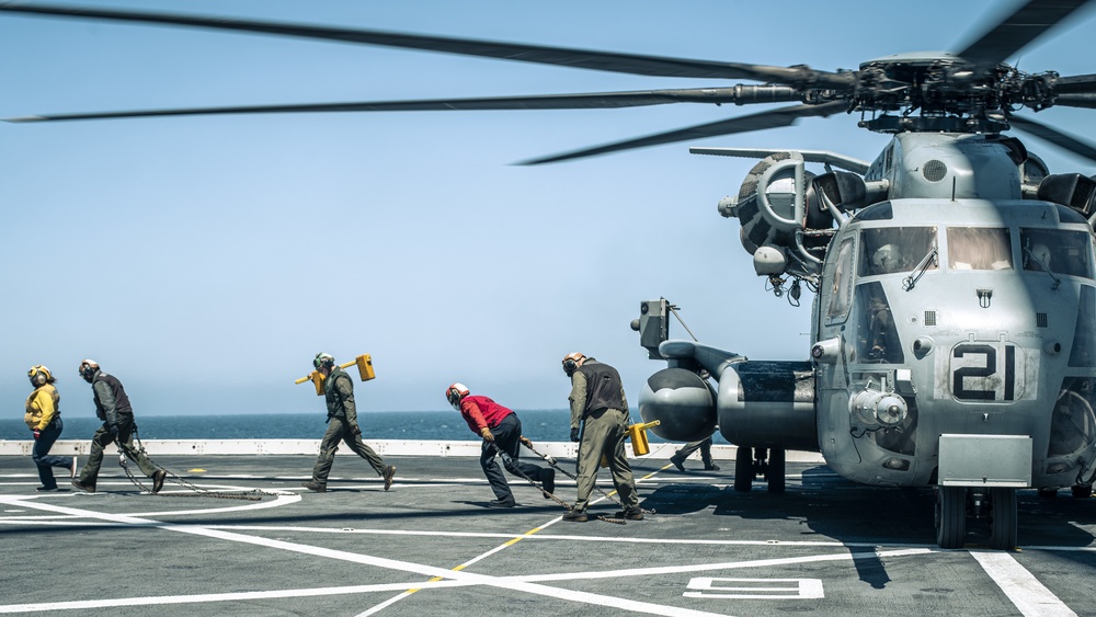 VMM-165 (Rein.) Aircraft Transport Personnel While Underway