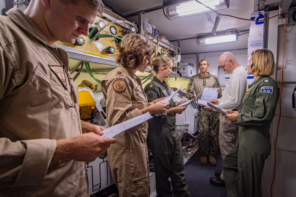 U.S. Navy Diver Demonstrates Medical Capabilities aboard USS Carl Vinson (CVN 70)