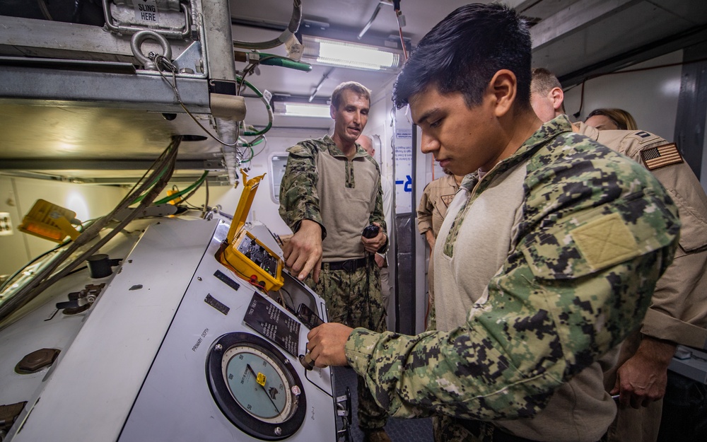 U.S. Navy Diver Demonstrates Medical Capabilities aboard USS Carl Vinson (CVN 70)