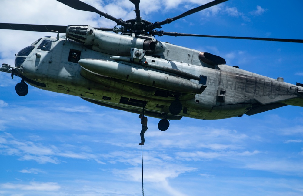 DVIDS - Images - US Marines Fast Rope off a CH-53E Super Stallion ...