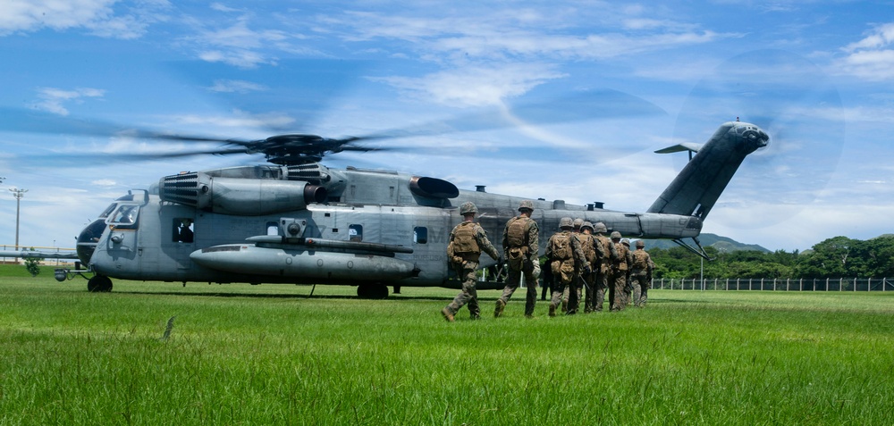 US Marines Fast Rope off a CH-53E Super Stallion